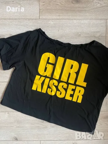 Дамска черна къса тениска Shein с надпис „GIRL KISSER“ в ярко жълто Y2K/streetwear