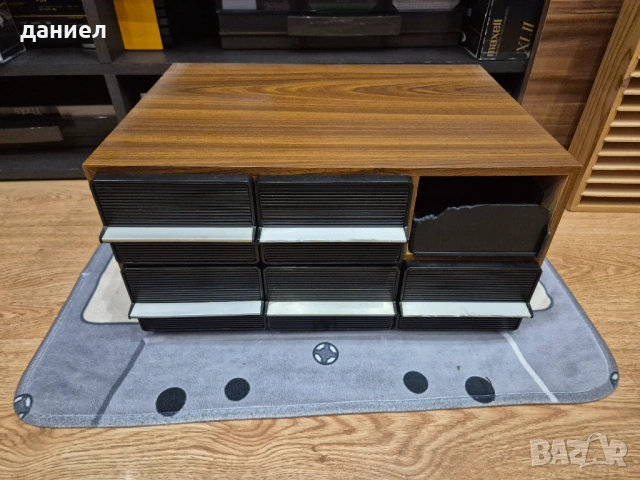 Практично дървено шкафче за съхранение на 72 бр. аудио касети