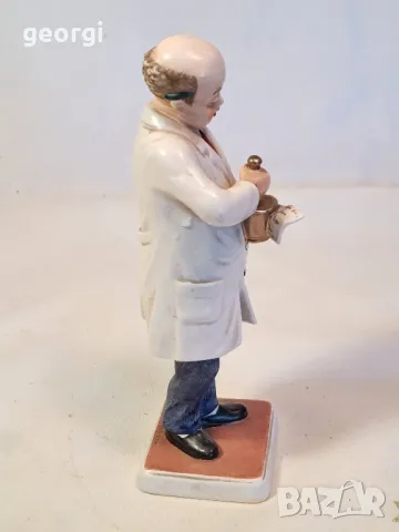 порцеланова фигурка на аптекар фармацевт Goebel , снимка 3 - Колекции - 49795519