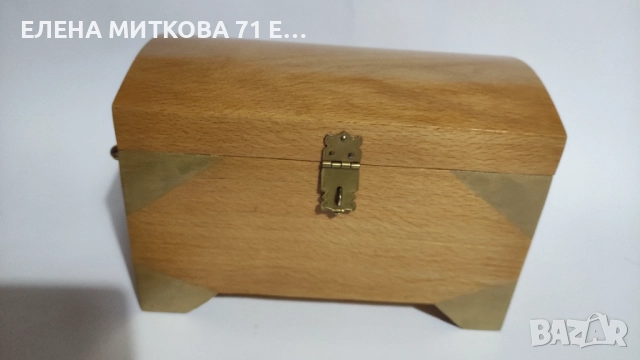 Дървено сандъче с облицовка и метален обков