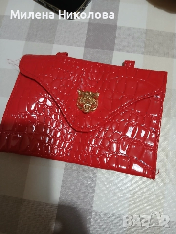 червена чанта за колан