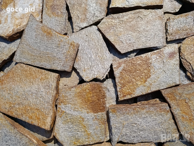 🪨 Гнайс „Шарен Металик“ – нерязани плочи с кристален блясък | за облицовки и настилки