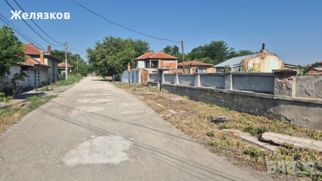 Дворно място