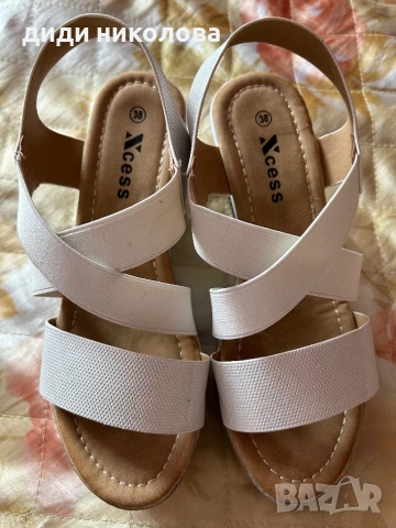 Бели сандали