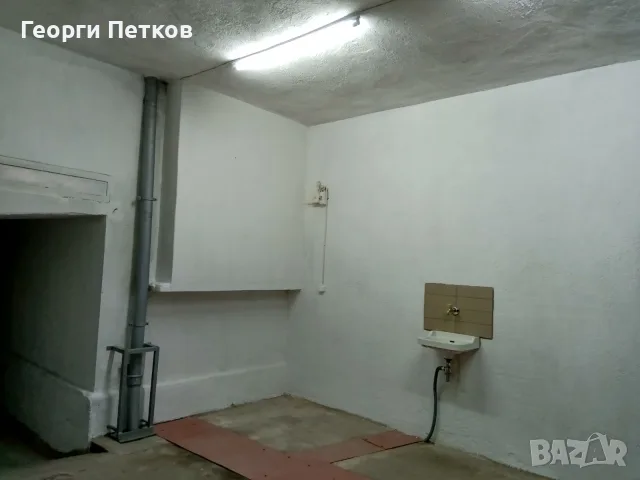 Гараж под наем 30 кв.м. в район - Център, 120 € , снимка 11 - Гаражи и паркоместа - 56070772