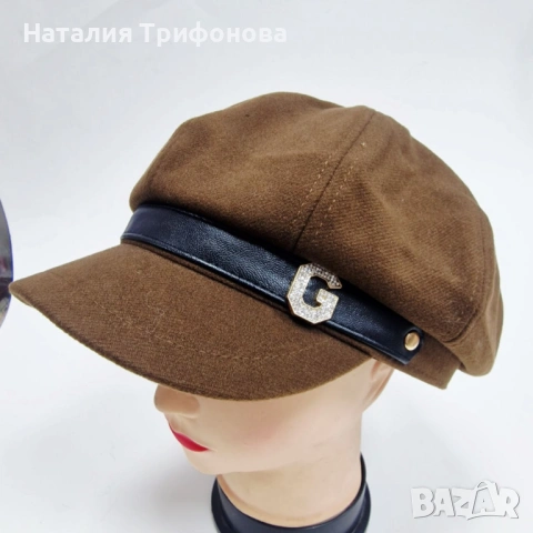 Елегантна дамска шапка тип фуражка с декоративна лента и метално лого, снимка 4 - Шапки - 54093530