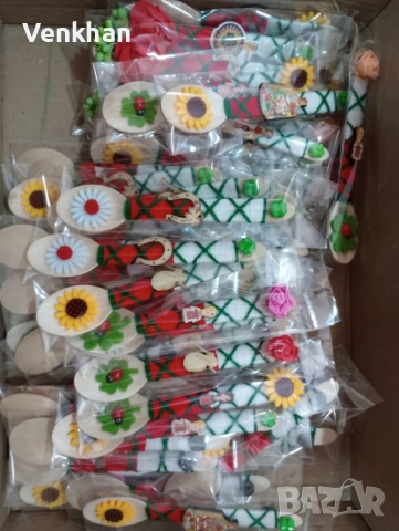 Дървени лъжици магнит с народни мотиви.