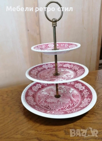 Елегантна триетажна поставка за сервиране от " Villeroy & Boch" с непредходния мотив на Бургенланд 