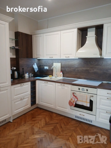 Лукс Двустаен под наем, Руски паметник