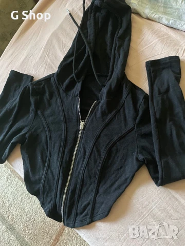 Черен къс дамски суичър втален по тялото с качулка черен