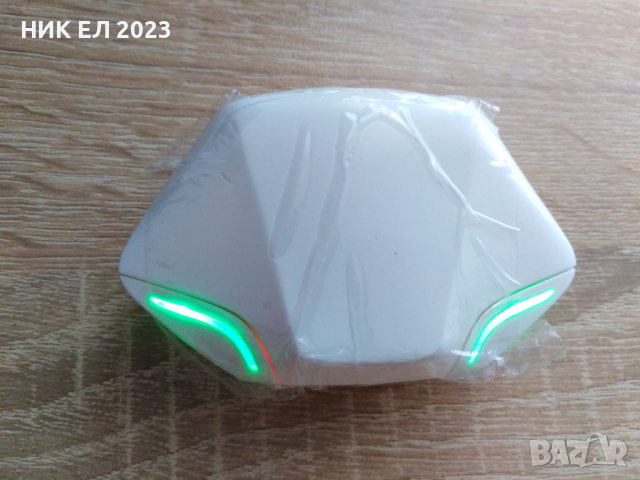 Бели светещи слушалки