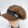 Елегантна дамска шапка тип фуражка с декоративна лента и метално лого, снимка 4