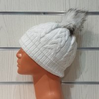 Нова зимна дамска шапка в бял цвят с пух/помпон, снимка 3 - Шапки - 35501382