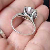 Един скромно изглеждащ сребърен пръстен с голям бял топаз / проба 925 , снимка 4 - Пръстени - 42328197