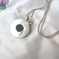 Кръгъл Сребърен Медальон с Черен Оникс, снимка 3 - Колиета, медальони, синджири - 31485039