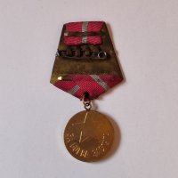 Медал ЗА БОЕВА ЗАСЛУГА 1950 г., снимка 2 - Антикварни и старинни предмети - 42756393