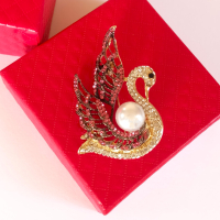 Изключително красива брошка Лебед с перла и разноцветни кристали в подаръчна кутийка, снимка 3 - Други - 44820232