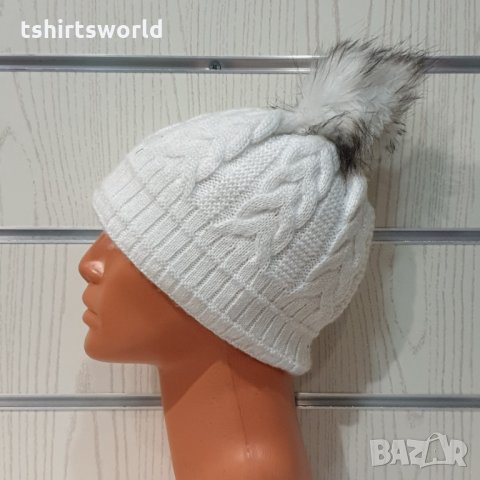 Нова зимна дамска шапка в бял цвят с пух/помпон, снимка 3 - Шапки - 35501382