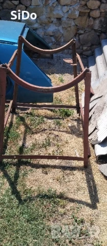 Метална стойка с ориг.дъги за поставяне на варел,бидон,буре и др.подобни съдове за вода и др.подобни