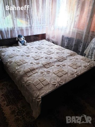 Шалте ръчно направено от бяла овча вълна.