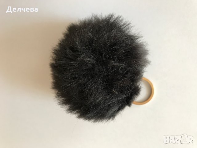 Чисто нов ключодържател пухче, диаметър 9 см , златист цвят на метала