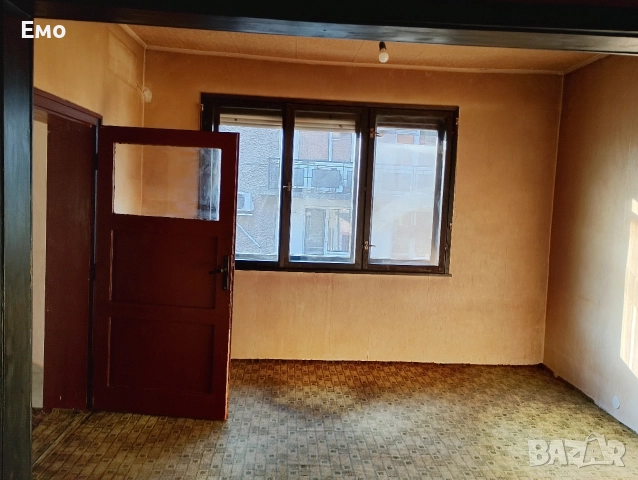 Собственик продава изгодно голям имот с ток и вода: 3 солидни къщи, 2 гаража, 4 мазета общо!, снимка 10 - Къщи - 52899773