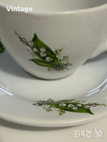 Красив белоснежен порцеланов сервиз с момини сълзи 