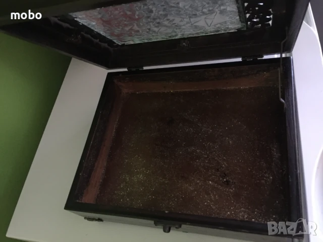 Кутия за бижута в  тъмно кафяво дърво с цветни камъни /бяло и жълто/  , с релефно стъкло с  крачета , снимка 4 - Кутии за съхранение - 51295533