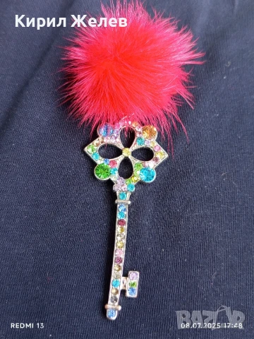 Ключ сувенир с цветни камъни и пухче много красив 40341