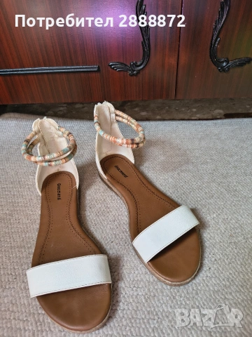 Продавам дамски сандали 38 номер.