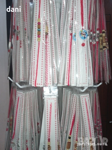 Микс от 300 мартеници с подарък стелаж , снимка 4 - Други - 52674576