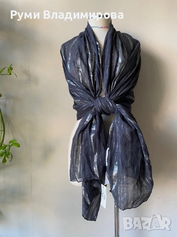 Черен, блестящ шал Bit'avant от 95 % памук, с етикет