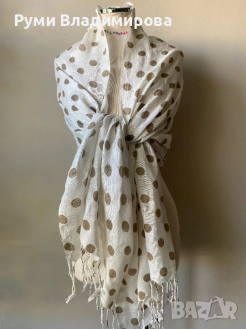 Бял шал на бежови точки, снимка 2 - Шалове - 54163323