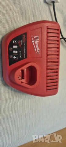Milwaukee M12 Батерия и зарядно, снимка 5 - Други инструменти - 53934033