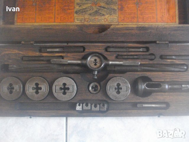 Старо Качество Made in USA-Големи Резбонарезни Плашки Метчици За Резби Дървена Кутия-Старо Производс