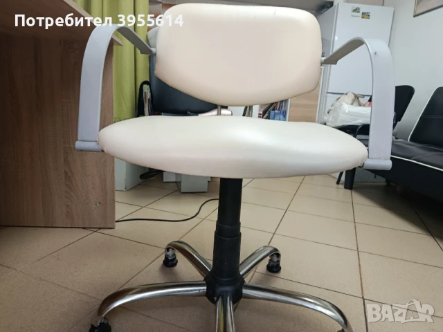 Продавам фризьорски работен стол 