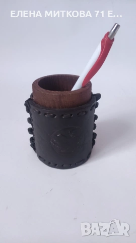 Стар моливник от дърво и естествена кожа с релефно лъвче