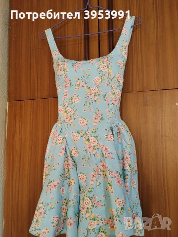 Продавам ефирна и стилна рокля 