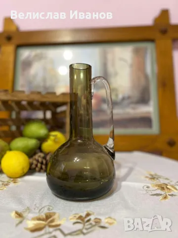 Стъклена гарафа в перфектно състояние с височина 21 см. Чудесно попълнение във вашия есенен декор