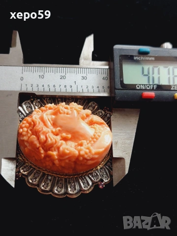 Прекрасен стар златен медальон с огромна коралова камея и 64 диаманта,злато 18к., снимка 6 - Колиета, медальони, синджири - 53961888