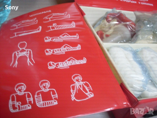 Стара авто аптечка, снимка 11 - Антикварни и старинни предмети - 54174260