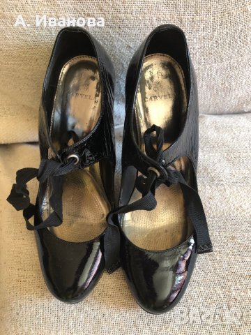 Дамски обувки естествен лак Carvela