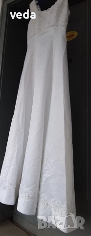 Красива сватбена рокля сатен с бродерия и перли размер М