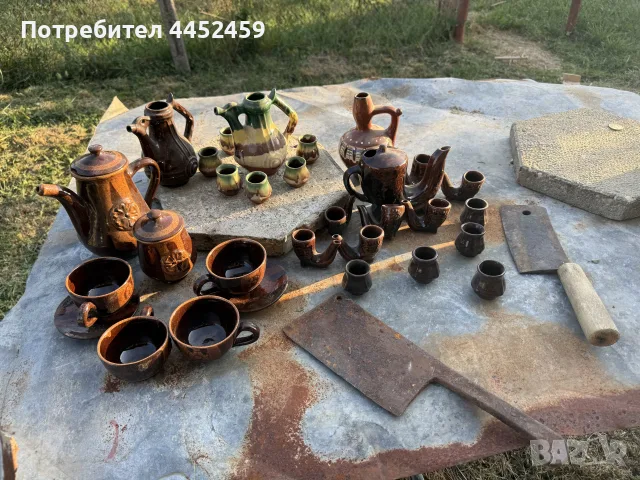 Стари керамични съдове и два сатъра