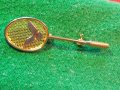 ПОЗЛАТЕНА ТЕНИС РАКЕТА ЗНАЧКА БРОШКА СПОРТНА 11880, снимка 1