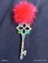 Ключ сувенир с цветни камъни и пухче много красив 40341, снимка 1