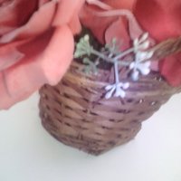 Красиви букети в ръчно плетени кошнички, снимка 1 - Изкуствени цветя - 29146103