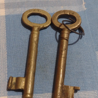Два стари бронзови ключа от соца за брава за КОЛЕКЦИЯ ДЕКОРАЦИЯ БИТОВ КЪТ 24333, снимка 1 - Други ценни предмети - 44725377