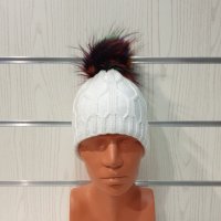 Нова зимна дамска бяла шапка с шарен помпон/пух, снимка 7 - Шапки - 35478437