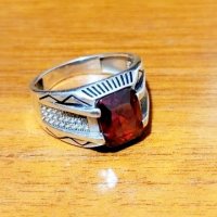 Сребърен мъжки пръстен с рубин и с много инкрустирани цирконии по него , снимка 2 - Пръстени - 39568088